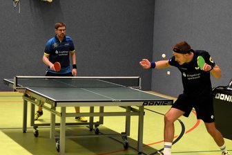 10:0 nach nur 75 Minuten: Gornsdorfer Tischtennisspieler überrollen überforderte Lugauer Reserve - In der einzigen spannenden Partie setzte sich Ivo Wunderlich (hinten) gegen Leon Schubert durch.