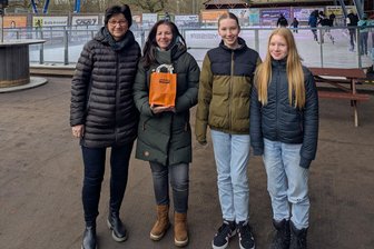 10.000. Besucher der Saison: Das sind die Glückskinder auf der Eisbahn in Oelsnitz - Familie Trinks wurde von Ines Puhan (links) als 10.000 Besucher der Saison begrüßt.