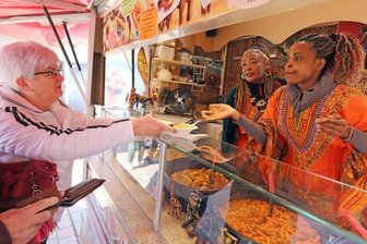 10.000 Besucher neugierig auf Streetfood - Am Stand von Margret (rechts) und Hänel gibt es Spezialitäten aus Kenia - es ist das Heimatland der beiden Frauen. 