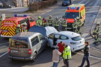 10.000 Euro Schaden nach Vorfahrtsfehler in Hohenstein-Ernstthal - Nach einem Verkehrsunfall musste die Lungwitzer Straße kurzzeitig voll gesperrt werden.