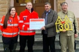 10.000-Euro-Spende für Feuerwehr-Rettungsteam - Michelle Richter (v. l.), Florian Reinhold, Reinhold Müller und Sebastian Müller bei der symbolischen Scheckübergabe. 