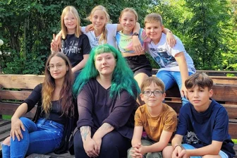 10.000 Euro: Wird der Traum vom Engagementpreis für den Jugendklub in Schönfels wahr? - Leiterin Saskia Köhler (Bildmitte) mit dem Team des Jugendklubs "Sylos", das nun bereits den dritten Teil ihrer Dokumentarfilm-Reihe über die Burg Schönfels in Angriff nehmen möchte. 