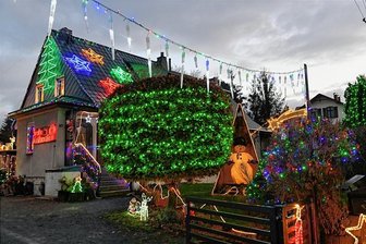 10.000 Lichter an einem Haus: Diese Mittelsachsen sparen nicht bei der Beleuchtung im Advent - Das Lichterhaus von Familie Kluge in Obergruna erstrahlt am Sonnabend zum ersten Mal offiziell in diesem Jahr. Knapp 10.000 Lichter leuchten dann auf - allesamt LED, weshalb die Familie die kommende Stromrechnung nicht wirklich fürchtet. 