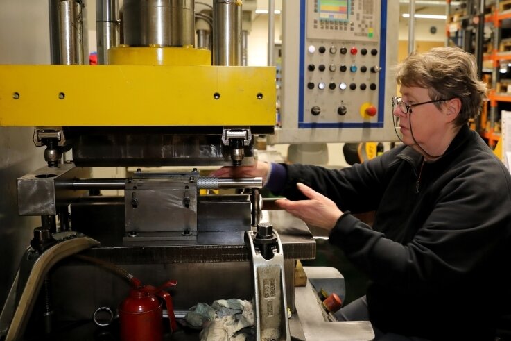 10.000 Produkte: Spezialist fertigt Kurzrohre aller Art - Mitarbeiterin Sylvia Dichte an einer Presse, mit deren Hilfe die gestanzten und zugeschnittenen Metalle zu Rohren geformt werden. 