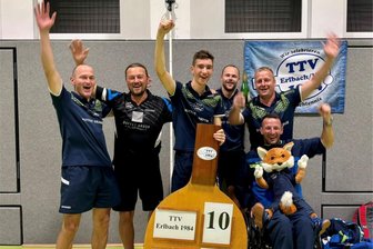 10:5 gegen Lengenfeld II: Erlbacher Tischtennisspieler bleiben weiter unbesiegt - Die Tischtennisspieler des TTV Erlbach bejubeln den 10:5-Erfolg gegen den VfB Lengenfeld II.