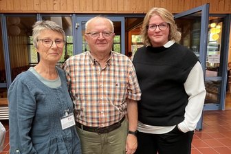 10. Alzheimertag in Reichenbach: Wenn Pflege zu Hause nicht mehr möglich ist - Barbara Vogl von der gastgebenden Selbsthilfegruppe mit den Referenten Klaus Wudmaska und Micaela Schwanenberg beim 10. Alzheimertag in Reichenbach.