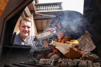 10 Dinge, die beim Grillen gerne falsch gemacht werden: Die besten Tipps vom Profi - Der Erbschänke-Chef und Koch Benny Treiber weiß, worauf es beim Grillen ankommt.