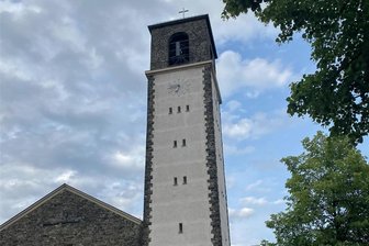 10 Gebote und 5G: Chemnitzer Kirche strahlt nun auch schnelles Internet aus - Sehen aus wie Lautsprecher, strahlen aber Funkwellen aus: die neuen 5G-Antennen direkt vor der Glocke der Kreuzkirche auf dem Kaßberg.