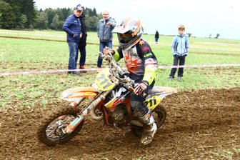 10 Jahre Enduro-Jugend-Cup Ost: WM-Fahrer wird beim Jubiläum zum Streckenposten - In der Schüler-Klasse bis 50 ccm siegte der für den ORC Hilmersdorf fahrende Tim Tränkner aus Großolbersdorf souverän und ist damit neuer Meister. Im Hintergrund verfolgt Uwe Weber das Geschehen.
