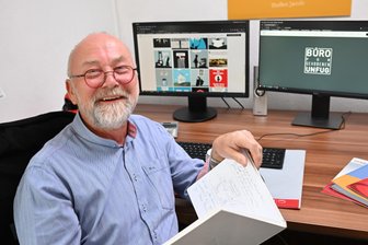 10 Jahre nach dem Anschlag auf „Charlie Hebdo“: Ein Chemnitzer Karikaturist, ein Sonderheft der Satire-Zeitung und die Sache mit Gott - Steffen Jacob hat nicht nur eine Werbeagentur, sondern auch ein „Büro für gehobenen Unfug“.