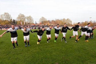 10 Jahre Sachsenpokal-Achtelfinale: Warum Leipzigs Rasenballsportler die Kicker des BSV Gelenau mögen - Das Ende einer anstrengenden Partie: Die Fußballer des BSV Gelenau bedanken sich in Grimma bei allen – trotz eines 0:11 gegen RB Leipzig.