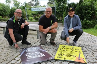 10. Juniton-Festival in Syrau: Welche Musiker zum ersten Mal auf der Bühne im Höhlenpark stehen - Freuen sich aufs zehnte Juniton-Festival: Marion Branse und Helge Frisch vom Dorfclub Syrau und Christian Wenzel (von links).