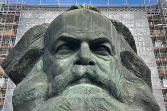 10 Sehenswürdigkeiten in Chemnitz - die man unbedingt sehen sollte und das kostenlos - Sehenswürdigkeit in Chemnitz: Das Karl-Marx-Monument im Zentrum.
