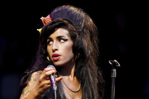 10. Todestag von Amy Winehouse: Schmerzvolle Liebesreise in die Dunkelheit - Die britische Singer-Songwriterin Amy Winehouse bei einem Auftritt auf dem Glastonbury-Festival. 