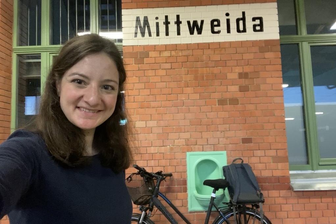 10 ½ (Überlebens)-Tipps für Radfahrer in Mittweida - Abendliches Selfie mit Fahrrad am Bahnhof. Mittlerweile weiß ich, wo die nächste Toilette ist, wie ich mein Fahrrad zum gegenüberliegenden Gleis bringe, ohne blaue Flecken zu bekommen und wo ich in der Stadt besonders vorsichtig fahren sollte.