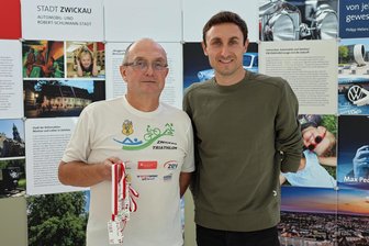 10. Zwickau Triathlon: Paralympics-Sieger kommt und Organisationschef geht - Freuen sich auf die 10. Auflage des Zwickau Triathlons: Organisationschef Wolfgang Hertrampf (links) und Paralympics-Sieger Martin Schulz vom SC DHfK Leipzig. 