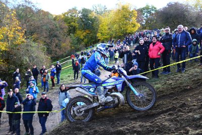 Auch im Gansbachtal wurden die Fahrer von den Fans lautstark unterstützt.