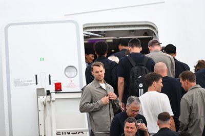 Kurz vor dem Start: Torwart Manuel Neuer (l) und Co. starten die WM-Mission.