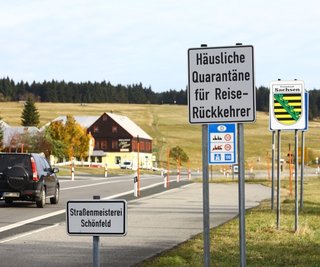 Wer aus Tschechien den Grenzübergang in Oberwiesenthal passiert, wird nun per Schild auf die Pflicht zur häuslichen Quarantäne für Reiserückkehrer aufmerksam gemacht.