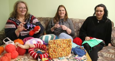 Bei den "Kreativen Wollmäusen" aus Leubsdorf wird es in den nächsten Wochen Treffen nur per Zoom geben. Im Foto handarbeiten Denise Riedel, die ein Foto von Anna Langkabel auf dem Handy zeigt, Mandy Hielscher und Iliane Reichel noch zusammen (v. l.). 