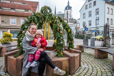 Auch sie freuen sich über den Osterbrunnen: Nicole Mehnert und Tochter Mélody.