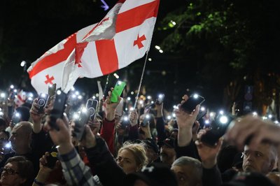 Demonstranten mit einer georgischen Nationalfahne nehmen an einer Kundgebung der Opposition anlässlich des Unabhängigkeitstages in Tiflis teil.