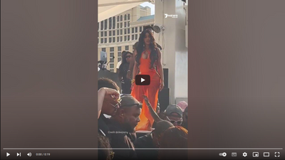 Cardi B war bei einem Auftritt am Wochenende in Wut geraten und hatte ein Mikrofon ins Publikum geworfen. 