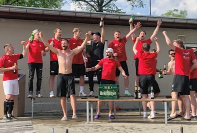 Und dann die Hände zum Himmel: Die Kicker des VfB Annaberg II konnten ihrer Freude über den Aufstieg am Sonntag freien Lauf lassen.