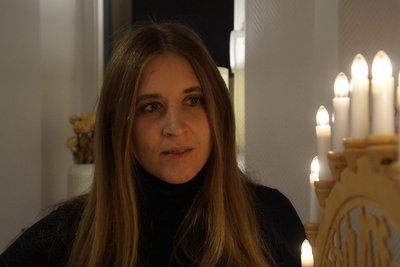 Für das Foto musste Reporterin Sabrina Seifert die Fensterbeleuchtung unerlaubterweise schon einmal kurz am Totensonntag anschalten.