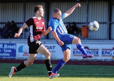 Die Sosaer hatten die entscheidenden Spielmomente auf ihrer Seite - wie hier Robin Weigel (r.), der vor dem Schwarzenberger Philipp Hoddow am Ball ist. 
