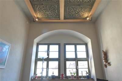 Die bemalte Renaissancedecke aus dem Hofanbau schmückt heute einen der Räume im Haupthaus.