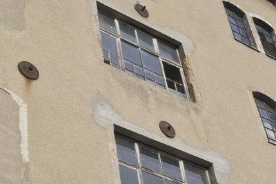 Die kaputten Fensterstütze an der Baumwollspinnerei-Brache in Falkenau sind repariert.