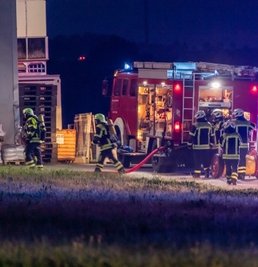 Feuerwehrleute löschten den Brand einer technischen Anlage.