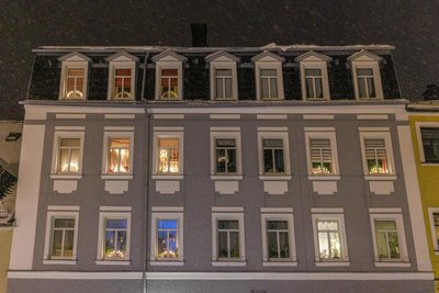 Alle Jahre wieder stellt sich im Erzgebirge dieselbe Frage: Wann geht die Weihnachtsbeleuchtung an?