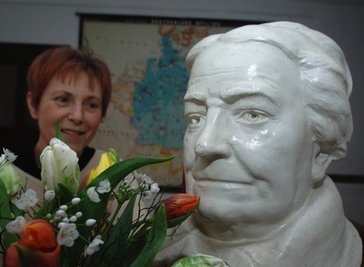 
              <p class="artikelinhalt">"Danke, liebe Clara." Heidrun Taubert ist Mitarbeiterin im Heimatmuseum von Wiederau und kann am Sonntag nicht zuletzt dank des Einsatzes von Clara Zetkin den Ehrentag der Frauen feiern. Selbst der Büste der Frauenrechtlerin scheint der Blumengruß ein leichtes Lächeln ins Gesicht zu zaubern. Morgen werden wieder zahlreiche Gäste im Museum erwartet, das früher das Wohnhaus Zetkins war. </p>
            
