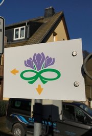 Das Erkennungszeichen für den neuen Wanderweg, der durch das Dorf führt und die schönsten Krokuswiesen miteinander verbindet. Auch mehrere Infotafeln befinden sich an der Strecke.