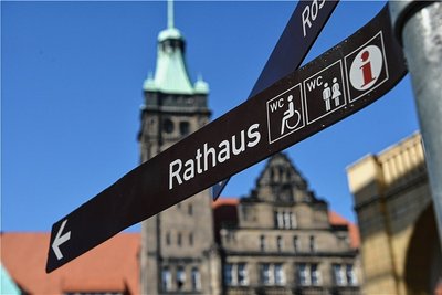 Rathaus ist nicht gleich Rathaus: Um sich sinnvoll um die Belange der Stadt kümmern zu können, gliedert sich die Arbeit der Stadtverwaltung in vier, von eigenen Bürgermeistern geleitete Dezernate, sowie in fast 30 Ämter und Struktureinheiten - vom Bürger- bis zum Gesundheitsamt, von der Feuerwehr bis zu den Städtischen Kunstsammlungen. 