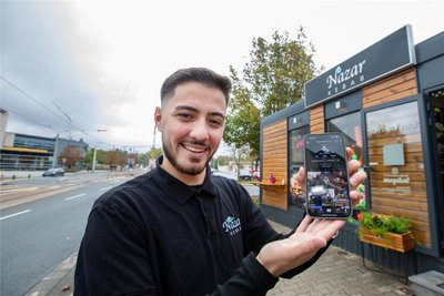 Gewusst wie: Imbissbetreiber Firat Cöcelli nutzt soziale Netzwerke wie Instagram und Tiktok, um sein Geschäft an der Hofer Straße bekannt zu machen.