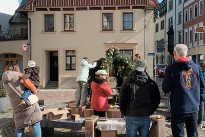 Vor wenigen Tagen wurde der Osterbrunnen auf der Weberstraße geschmückt.