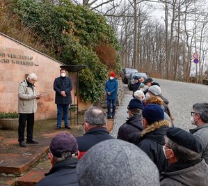 Chronist Wolfgang Hallmann erinnerte am Mahnmal bei der Gedenkveranstaltung unter anderem an die Wannsee-Konferenz. 