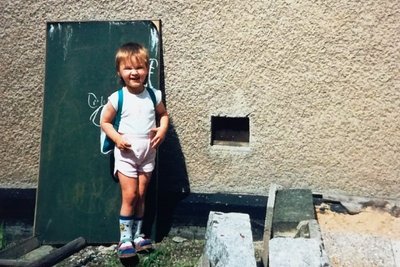 Schon als Dreijährige scheint der Blick von Denise Herrmann zu sagen: Euch werd' ich's allen zeigen. Und als Waffenersatz gab es in Bockau frühzeitiges Grundlagentraining mit dem Rucksack. 