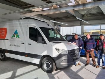 Das Team der Malteser Tafel in Annaberg-Buchholz freut sich über den neuen Transporter 
