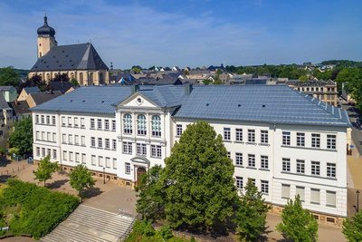 Eine Lehrkraft des Marienberger Gymnasiums wurde positiv auf Covid-19 getestet. Fünf Klassen sind von dem Fall betroffen, mehr als 120 Schüler müssen in Quarantäne. 