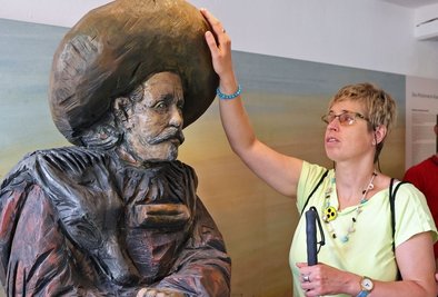 Jana Röster aus Neustadt in Sachsen kann gut fühlen und sich vorstellen, wie der Karl May von Siegfried Otto Hüttengrund aussieht. 
