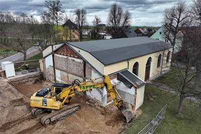Vor nunmehr einem Jahr machten schwere Baufahrzeuge den bisherigen Anbau der Turnhalle in Wiederau dem Boden gleich.