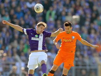 Aues Guido Koçer (links) und Bochums Danny Latza im Zweikampf um den Ball. 
