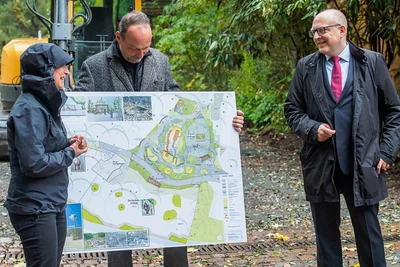 Landschaftsarchitektin Corina Krahnstöver, der Chef des Fördervereins Thomas Paarmann und Oberbürgermeister Sven Schulze am Freitagnachmittag in dem Bereich des Tierparks, der bis Frühjahr entsprechend dem Masterplan umgestaltet werden soll. 