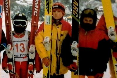 Kopfüber wollte es Skeleton-Silbergewinner Axel Jungk schon immer - hier in der Zschopauer Skisprungabteilung, in der er zusammen mit Erik Simon, der als Techniker der Skispringer ebenfalls eine wichtige Aufgabe während der Olympischen Spiele in China zu lösen hatte, und Bruder Felix Jungk (v. l.) nach einem Kinderwettkampf in Oberwiesenthal. 
