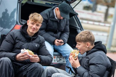 Da wird sich schon mal mit Klappstuhl auf den Parkplatz gesetzt, um den Döner von Firat Cöcelli zu genießen.