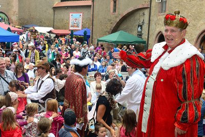 Der Märchenkönig und sein Volk. Norbert Hein im Jahr 2014 in seinem zweiten Wohnzimmer zur „Burg der Märchen“ in Kriebstein.